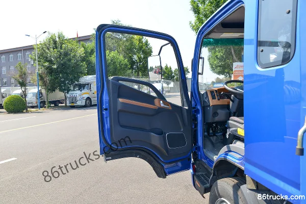 JAC Junling A8 170 hp 4X2(6 wheels) 5.4 m one-and-a-half-row flatbed light truck (China VI) Cab (1) | 86Trucks