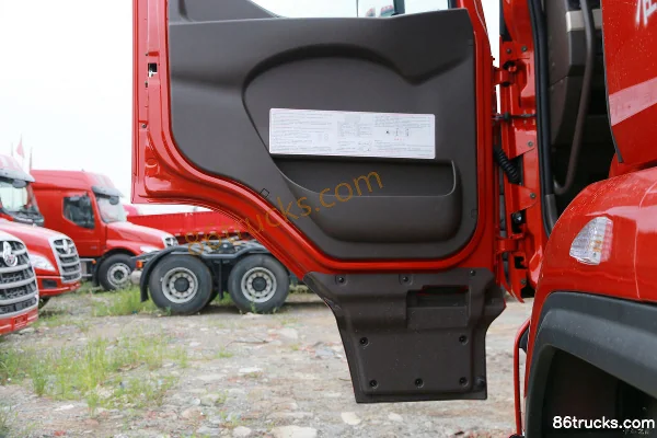 Dongfeng Liuqi Chenglong H5 430 hp 6X4(10 wheels) Tractor Truck (China VI) Cab (3) | 86Trucks