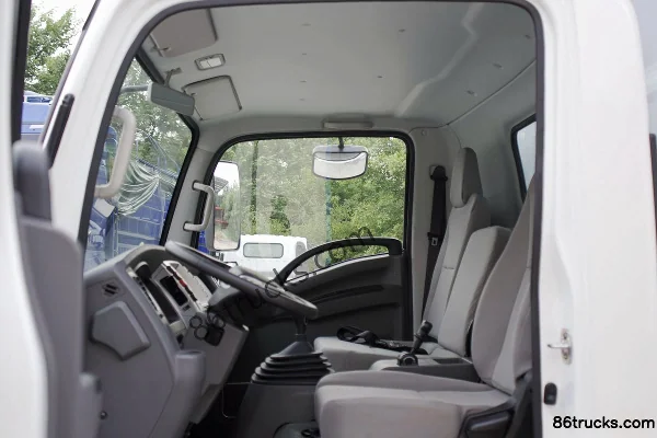 Dongfeng Liuqi Chenglong L2 127hp 4X2(6 wheels) 4.2m Single-row Box Van Light Truck Cab (1) | 86Trucks