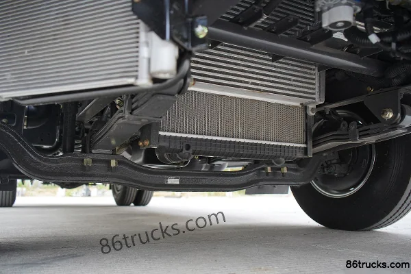 Dongfeng Liuqi Chenglong L2 127hp 4X2(6 wheels) 4.2m Single-row Box Van Light Truck Chassis (2) | 86Trucks