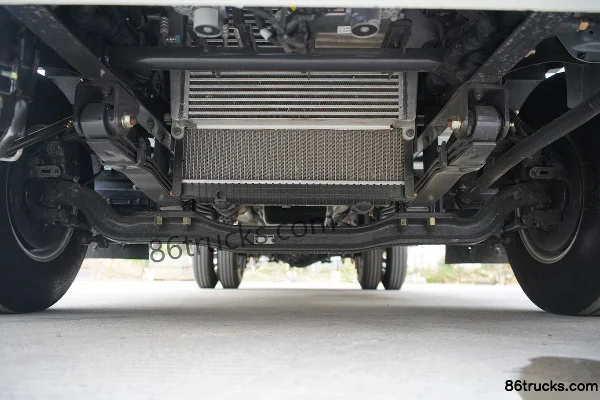 Dongfeng Liuqi Chenglong L2 127hp 4X2(6 wheels) 4.2m Single-row Box Van Light Truck Chassis (1) | 86Trucks