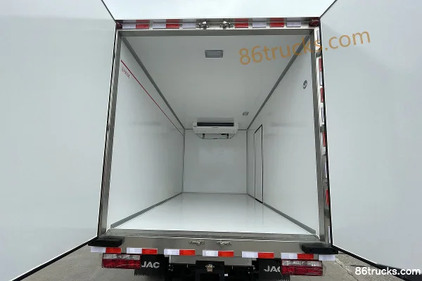 JAC Shuailing Q6 Ice Doctor 160 hp 4X2(6 wheels) 4.015m Refrigerated Truck (China VI) Cab (2) | 86Trucks