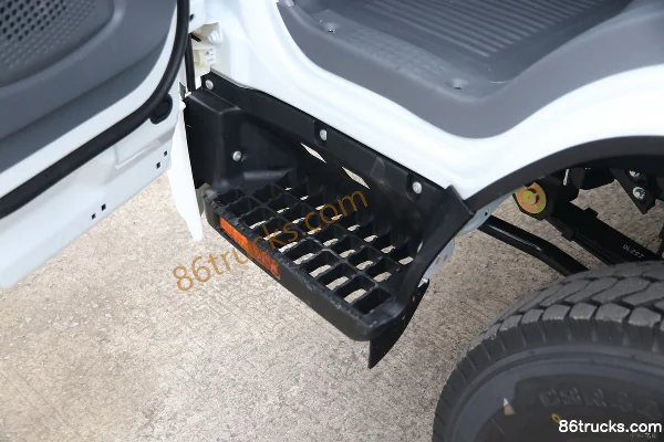 Qingling Lingka 150hp 4X2(6 wheels) 4.13m single-row box light truck Cab (2) | 86Trucks