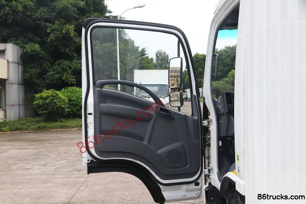Qingling Lingka 150hp 4X2(6 wheels) 4.13m single-row box light truck Cab (1) | 86Trucks