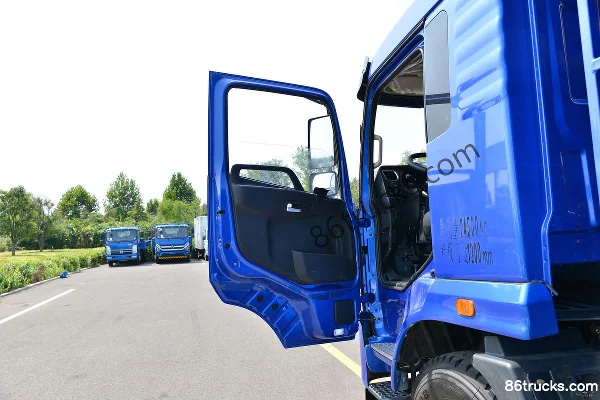 Kama Yunteng 220 hp 6X2(8 wheels) 5.2m Dump Truck (China VI) Cab (1) | 86Trucks