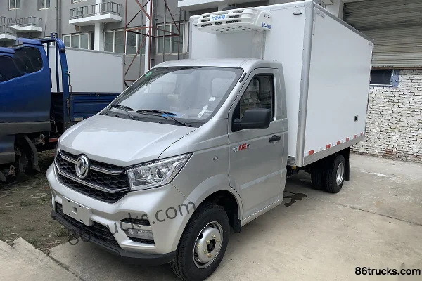 Dongfeng Xiaobawang W18 122hp 4X2(6 wheels) refrigerated truck Exterior (2) | 86Trucks
