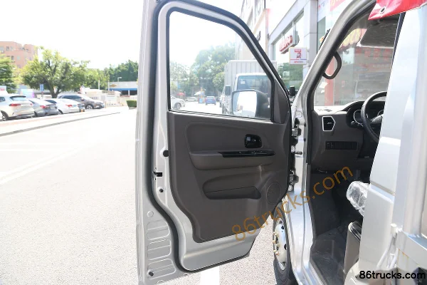 Dongfeng Xiaobawang W18 1.6L 122 ch 4X2(6 roues) camion léger à ridelles, cabine simple 3,7 m (1) | 86Trucks