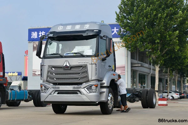 Sinotruk HOWO NX Medium Truck 245 hp 4X2(6 wheels) 8.6m Van Cargo Truck Exterior (3) | 86Trucks