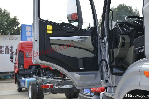 Sinotruk HOWO NX Medium Truck 245 hp 4X2(6 wheels) 8.6m Van Cargo Truck Cab (2) | 86Trucks