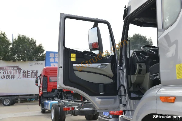 Sinotruk HOWO NX Medium Truck 245 hp 4X2(6 wheels) 8.6m Van Cargo Truck Cab (1) | 86Trucks