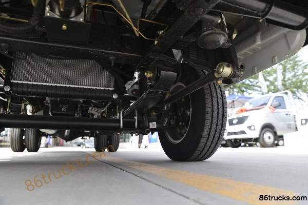 Dongfeng Little King W17 1.6L 123 hp 4X2(6 wheels) 3.35m Single Row Flatbed Light Truck (Wide Track) Chassis (3) | 86Trucks