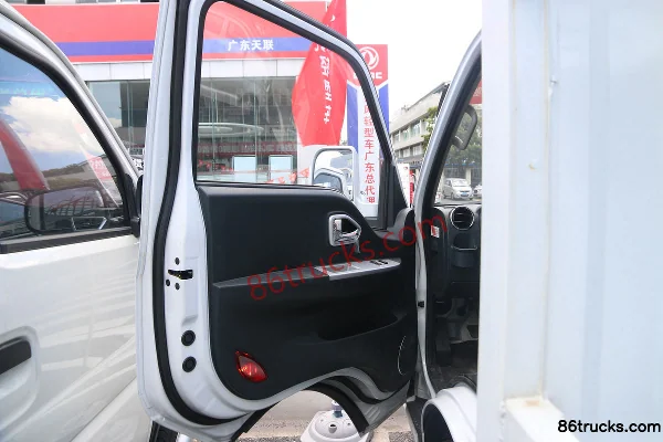 Dongfeng T5 1.6L 122 hp 4X2(6 wheels) Gasoline 3.965m Single Row Stake Truck (China VI) Cab (1) | 86Trucks