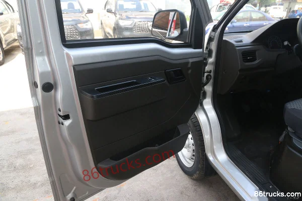 Wuling Rongguang 1.5L 107 hp 4X2(6 wheels) Gasoline 2.31m Double Row Stake Light Truck (China VI) Cab (1) | 86Trucks