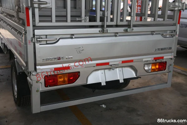 Wuling Rongguang 1.5L 107 hp 4X2(6 wheels) Gasoline 2.31m Double Row Stake Light Truck (China VI) Body (2) | 86Trucks