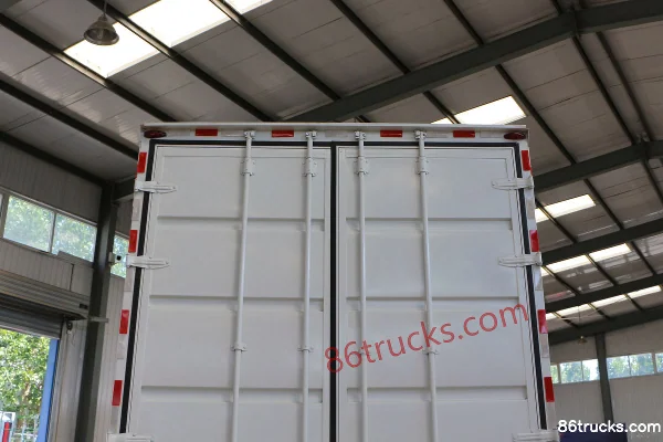 FAW Jiefang Qingdao Long VH Medium Truck 2.0 Edition 240 hp 4X2(6 wheels) 9.65m Van Cargo Truck Body (3) | 86Trucks
