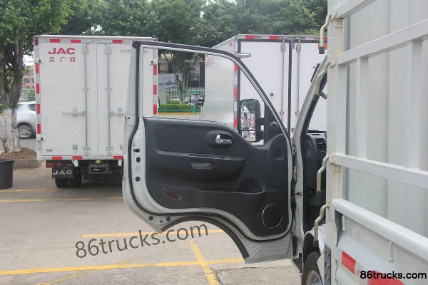 JAC Kaida X5 1.6L 120 hp 4X2(6 wheels) gasoline 3.5m single-row stake micro truck (China VI) Cab (1) | 86Trucks