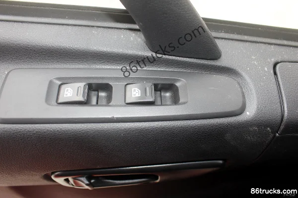 Dongfeng Commercial Vehicle Tianlong VL Poids lourd 350 ch 8X4(12 roues) Camion porteur fourgon à ailes déployables 9,6 m (toit plat) Cabine