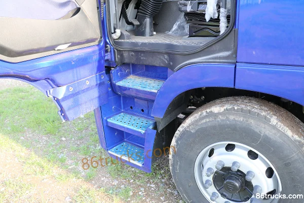 Foton Auman GTL 6-series heavy truck 300hp 6X2(8 wheels) 7.2m flatbed cargo truck Cab (3) | 86Trucks