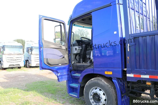 Foton Auman GTL 6-series heavy truck 300hp 6X2(8 wheels) 7.2m flatbed cargo truck Cab (1) | 86Trucks