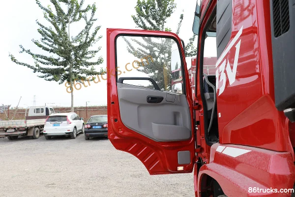 Dongfeng Changxing D3 220 hp 4X2(6 wheels) 5.4m Van Truck (China VI) Cab (1) | 86Trucks