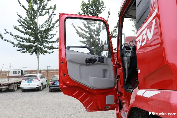 Dongfeng Changxing D3V 260 hp 4X2(6 wheels) 6.7m Flatbed Cargo Truck (High Roof) (China VI) Cab (1) | 86Trucks