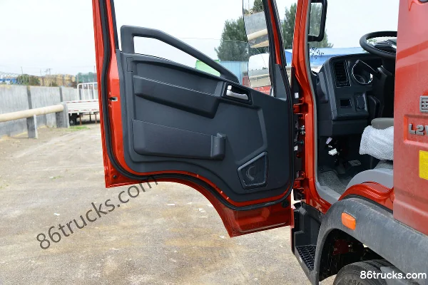 Sinotruk HOWO Hanjiang 170 hp 4X2(6 wheels) 4.85m semi-row flatbed cargo truck (8-speed) Cab (2) | 86Trucks