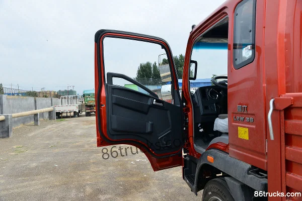 Sinotruk HOWO Hanjiang 170 hp 4X2(6 wheels) 4.85m semi-row flatbed cargo truck (8-speed) Cab (1) | 86Trucks