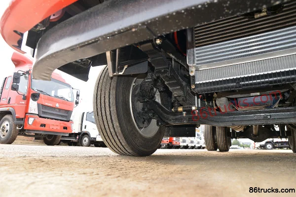 Sinotruk HOWO Hanjiang 170 hp 4X2(6 wheels) 4.85m semi-row flatbed cargo truck (8-speed) Chassis (2) | 86Trucks