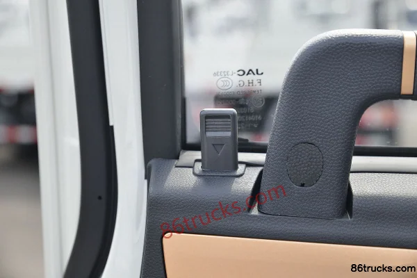 JAC Kangling J3 135hp 4X2(6 wheels) 3.33m Single Row Stake Truck (China VI) Cab (3) | 86Trucks