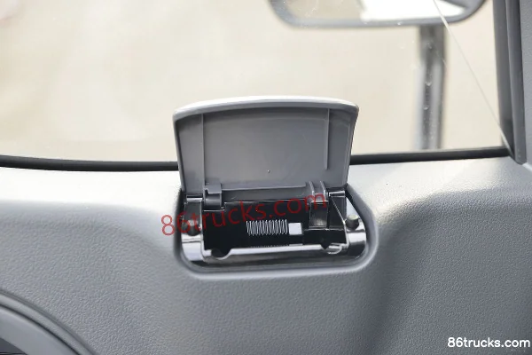 JAC Shuailing E medium body 160 hp 4X2(6 wheels) 4.18m single-row stake truck (China VI) Cab (3) | 86Trucks