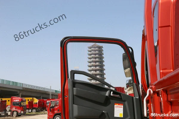 Sinotruk HOWO G5X Medium Truck 220 hp 4X2(6 wheels) 5.75m AMT Automatic Flatbed Cargo Truck Cab (2) | 86Trucks