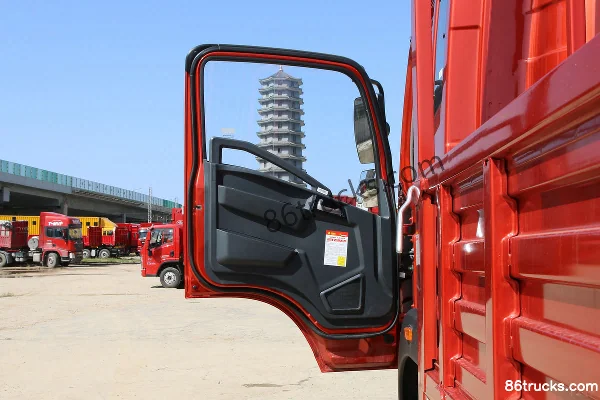 Sinotruk HOWO G5X Medium Truck 220 hp 4X2(6 wheels) 5.75m AMT Automatic Flatbed Cargo Truck Cab (1) | 86Trucks
