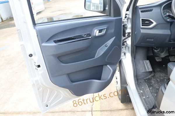 Foton Xiangling V3 1.5L 143hp 4X2(6 wheels) 3.7m single-row flatbed mini truck (China VI) Cab (1) | 86Trucks
