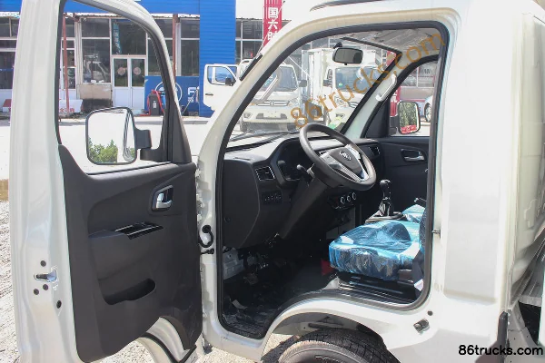 Foton Xiangling M1 Fendou 1.6L 122hp 4X2(6 wheels) Gasoline 3.1m single-row flatbed mini truck (Yunnei) Cab (3) | 86Trucks