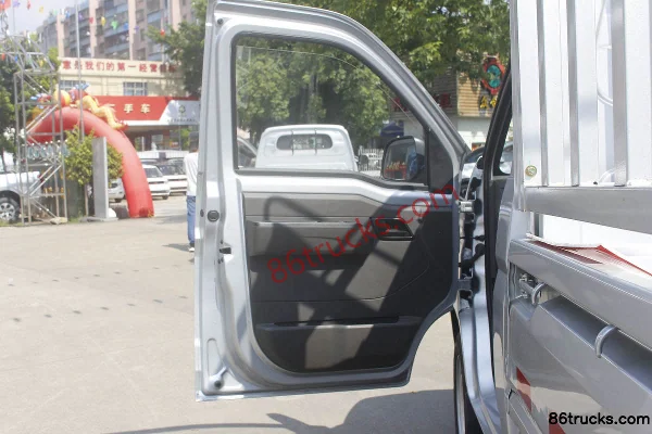 Wuling Rongguang Mini Truck 1.5L 107 hp 4X2(6 wheels) Gasoline 3.005m Single Row Stake Mini Truck Cab (1) | 86Trucks