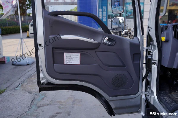 Foton Times Leading 5 131 hp 4X2(6 wheels) 4.14 m single-row enclosed light truck (China VI) Cab (3) | 86Trucks