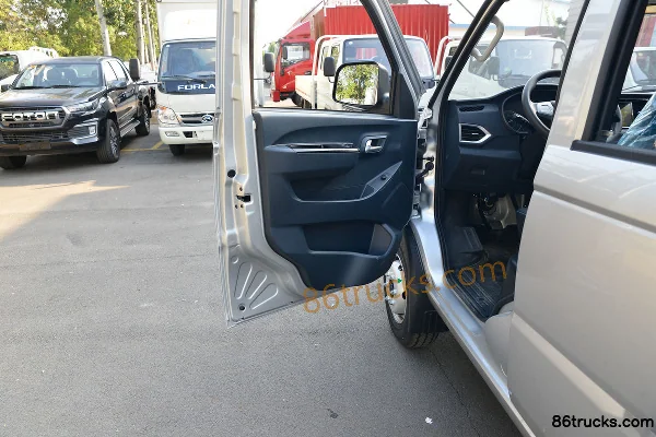 Foton Xiangling V3 1.6L 122 hp 4X2(6 wheels) 2.7m double-row flatbed micro truck (China VI) Cab (2) | 86Trucks