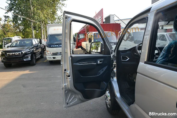 Foton Xiangling V3 1.6L 122 hp 4X2(6 wheels) 2.7m double-row flatbed micro truck (China VI) Cab (1) | 86Trucks