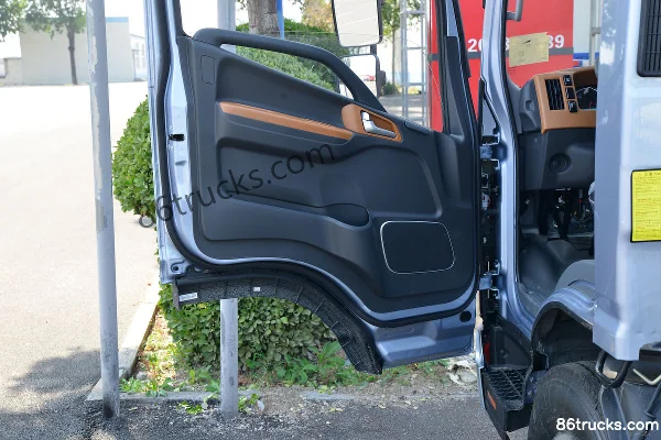 JAC Junling A8 160hp 4X2(6 wheels) 4.18m Single Row Stake Truck (China VI) Cab (2) | 86Trucks