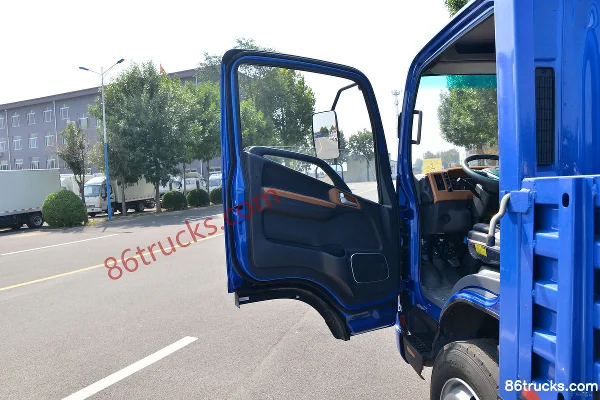 JAC Junling A8 170 hp 4X2(6 wheels) 5.4m Crew Cab Flatbed Light Truck (1) | 86Trucks