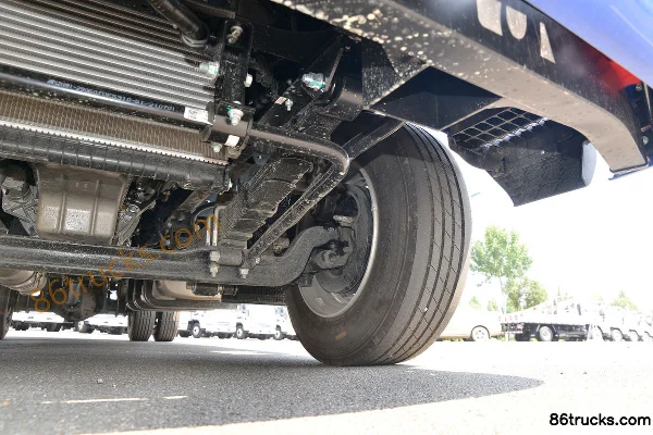 JAC Junling A8 170 hp 4X2(6 wheels) 5.4m Crew Cab Flatbed Light Truck Chassis (3) | 86Trucks
