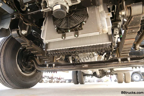 Yuejin Chaoyue H500 155 hp 4X2(6 wheels) 4.2m single-row stake truck (8-speed) Chassis (2) | 86Trucks