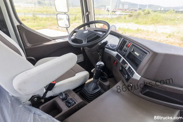 Dongfeng Liuqi Chenglong H5 330 ch 8X4(12 roues) camion malaxeur 7,73 m³ (pont 440) Cabine (3) | 86Trucks
