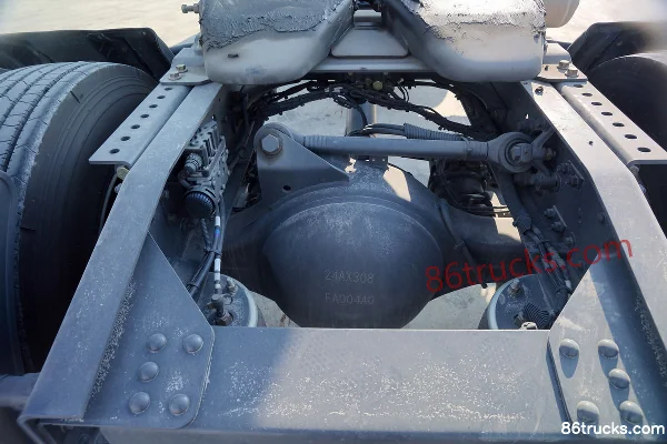 Dongfeng Liuqi Chenglong H7 heavy truck 500hp 6X4(10 wheels) LNG automatic transmission tractor truck (China VI) Cab (2) | 86Trucks