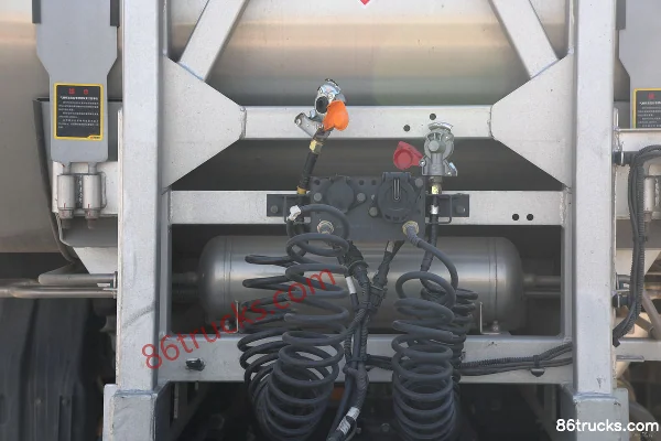 Dongfeng Liuqi Chenglong H7 heavy truck 500hp 6X4(10 wheels) LNG automatic transmission tractor truck (China VI) Chassis (2) | 86Trucks