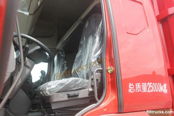 Dongfeng Liuqi Chenglong H5 Medium Truck 220hp 6X2(8 wheels) 9.7m stake truck Cab (3) | 86Trucks