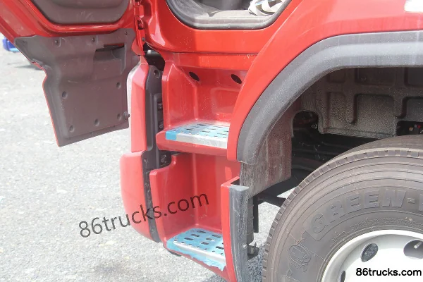Dongfeng Liuqi Chenglong H5 Medium Truck 220hp 6X2(8 wheels) 9.7m stake truck Cab (2) | 86Trucks