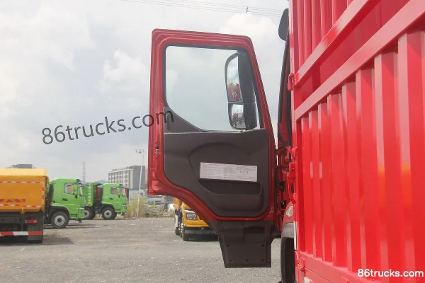 Dongfeng Liuqi Chenglong H5 Medium Truck 220hp 6X2(8 wheels) 9.7m stake truck Cab (1) | 86Trucks