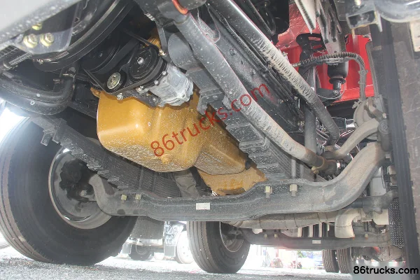 Dongfeng Liuqi Chenglong H5 Medium Truck 220hp 6X2(8 wheels) 9.7m stake truck Chassis (2) | 86Trucks