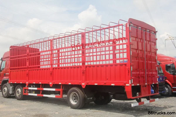 Dongfeng Liuqi Chenglong H5 Medium Truck 220hp 6X2(8 wheels) 9.7m stake truck Body (3) | 86Trucks